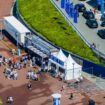 Vor dem Konzert in Gelsenkirchen nimmt die Polizei einen Stalker fest. Foto: Christoph Reichwein/dpa