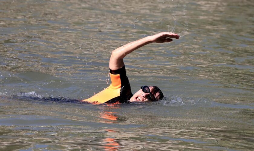 La alcaldesa de París se baña por fin en el río Sena