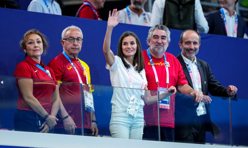 La princesa y la infanta se marchan de París y la Reina Letizia les coge el relevo