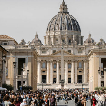 Le fondateur d’un puissant séminaire catholique français mis en cause pour des « baisers forcés »