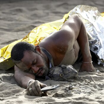 "Llegaban destrozados, a uno le sacaron de parada cardiorrespiratoria": el drama del cayuco de Las Burras, a pie de playa