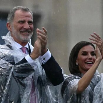 Los Reyes asisten a una ceremonia inaugural de los Juegos Olímpicos 2024 marcada por la lluvia