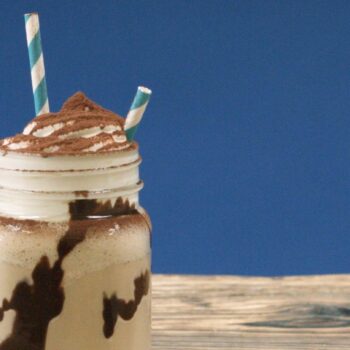 Milchshake-Rezept: Köstlicher Shake: Für dieses Tiramisu brauchen Sie einen Trinkhalm