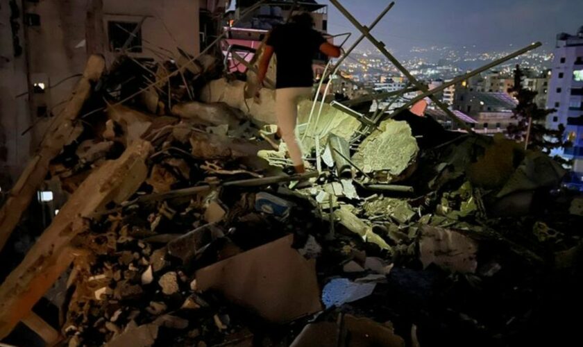 Israel hat nach dem Raketenangriff auf die Golanhöhen einen Vorort von Beirut angegriffen. Foto: Hussein Malla/AP/dpa