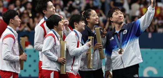 Olympia 2024: Seltenes Selfie von nord- und südkoreanischen Spielern im Tischtennis