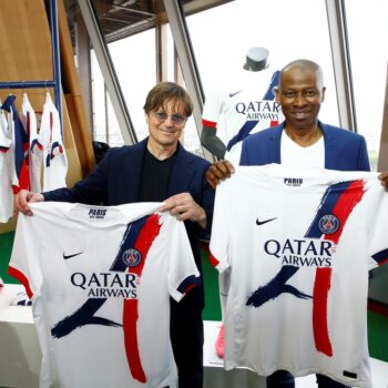 PSG : inspiré des années 1990 avec la tour Eiffel en majesté, voici le nouveau maillot extérieur du club