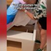 Pappbetten und Hitze: Lustige Videos: Athleten zeigen (bescheidene) Zimmer im olympischen Dorf