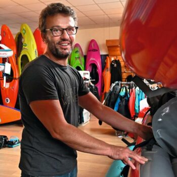 Pierre-Alain Clerc, l’artisan qui conçoit les canoës et kayak des athlètes olympiques