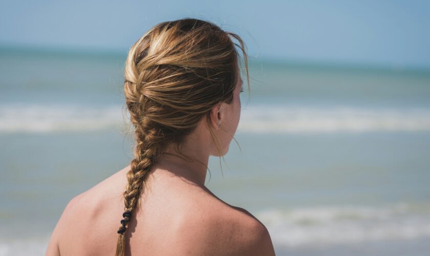 Pourquoi les cheveux poussent-ils plus vite en été?