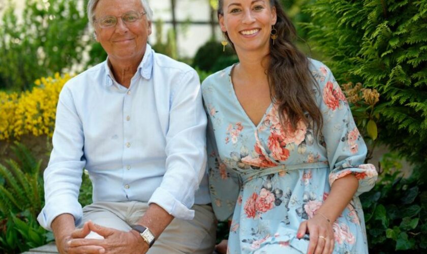 Caroline Bosbach sitzt neben ihrem Vater Wolfgang, kurz vor dessen 70. Geburtstag im Juni 2022. Nun will sie für den Bundestag k