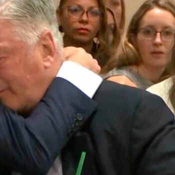 Alec Baldwin weint Tränen der Erleichterung. Foto: -/Pool Video via AP/dpa