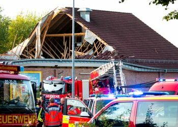 Ratzeburg in Schleswig-Holstein: Supermarktdach stürzt ein – zwölf Verletzte