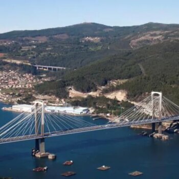 Reabren el tráfico en el puente de Rande tras retirar la carga de un camión accidentado