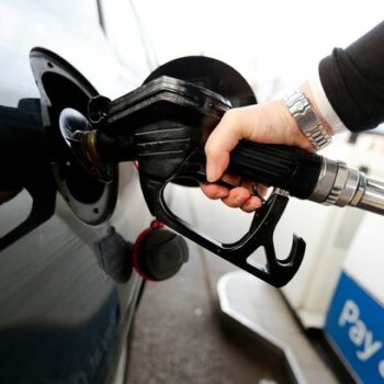 'Simple tip' can save £120 on fuel costs as drivers 'still paying too much'