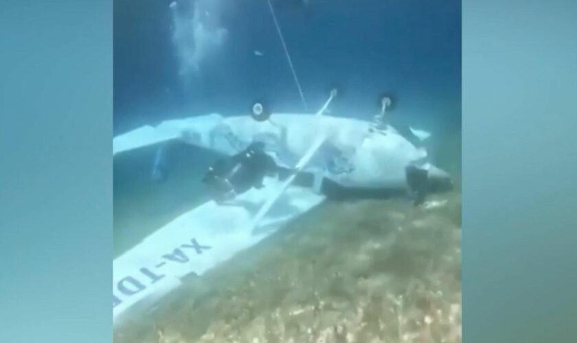 Taucher bergen Wrack: Kleinflugzeug stürzt vor Küste Mexikos ab – Unterwasseraufnahmen zeigen Wrack