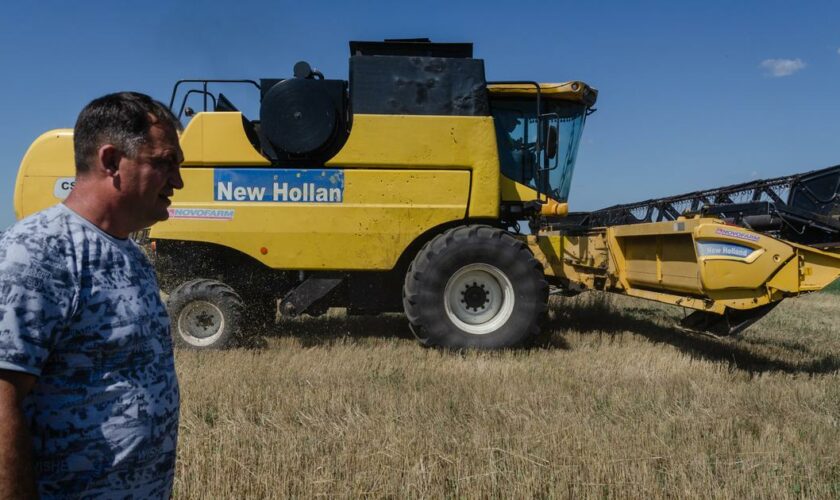 «Toutes les semaines, il y a des blessés» : en Ukraine, les agriculteurs déminent eux-mêmes leurs terres