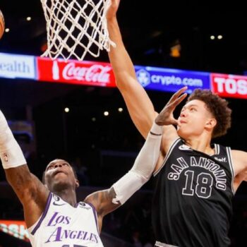 Isaiah Roby (r.) spielte früher im Trikot der San Antonio Spurs auch gegen den aktuellen Weltmeister Dennis Schröder. Foto: Ring