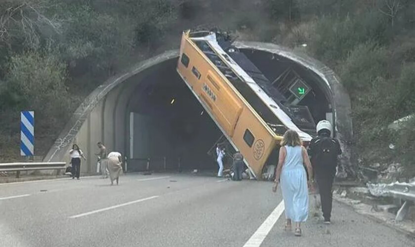 Tres heridos graves en el accidente de un autobús de trabajadores de Inditex en Tordera (Barcelona) en la entrada de un túnel de la C-32