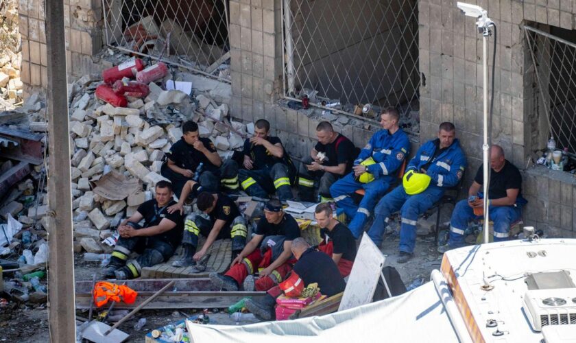 Feuerwehrleute in Kiew sitzen im Schatten