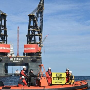 Greenpeace-Aktivisten blockieren weiter die Installation einer Bohrplattform nahe Borkum und Schiermonnikoog. Foto: Lars Penning