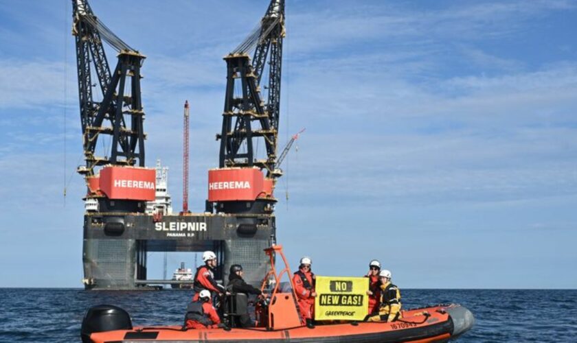 Greenpeace-Aktivisten blockieren weiter die Installation einer Bohrplattform nahe Borkum und Schiermonnikoog. Foto: Lars Penning