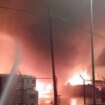 Un espectacular incendio en unas naves industriales de Polinyà obliga a confinar a su población