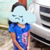 Una niña es abandonada por sus padres en una calle de Guatemala junto a una maleta con su ropa