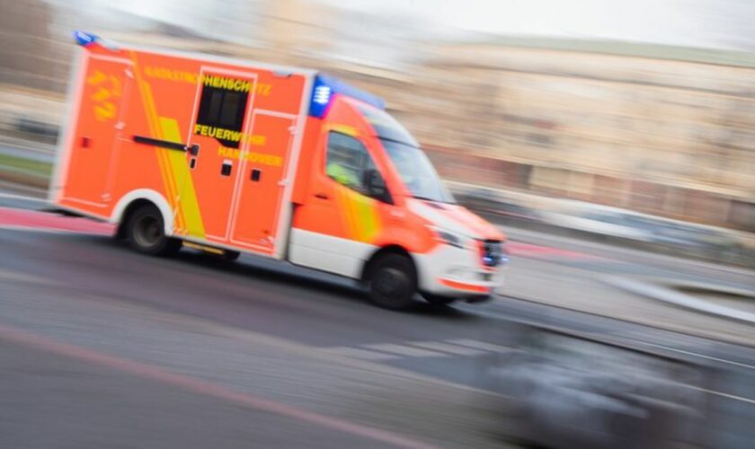 Ein Fahrgast des Busses kam ins Krankenhaus. (Symbolbild) Foto: Julian Stratenschulte/dpa