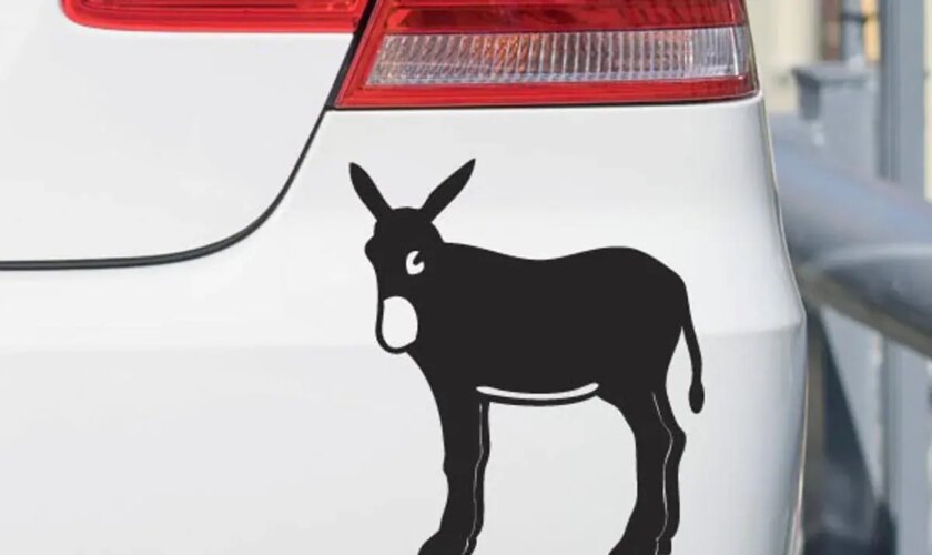 ¿Qué significa la pegatina del burro que llevan muchos coches en la parte trasera?