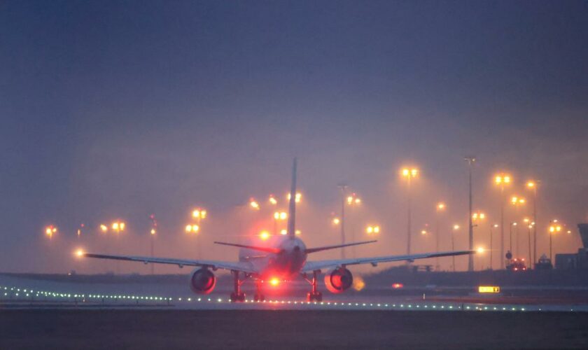 Klimastörer kleben jetzt auch nachts am Flughafen