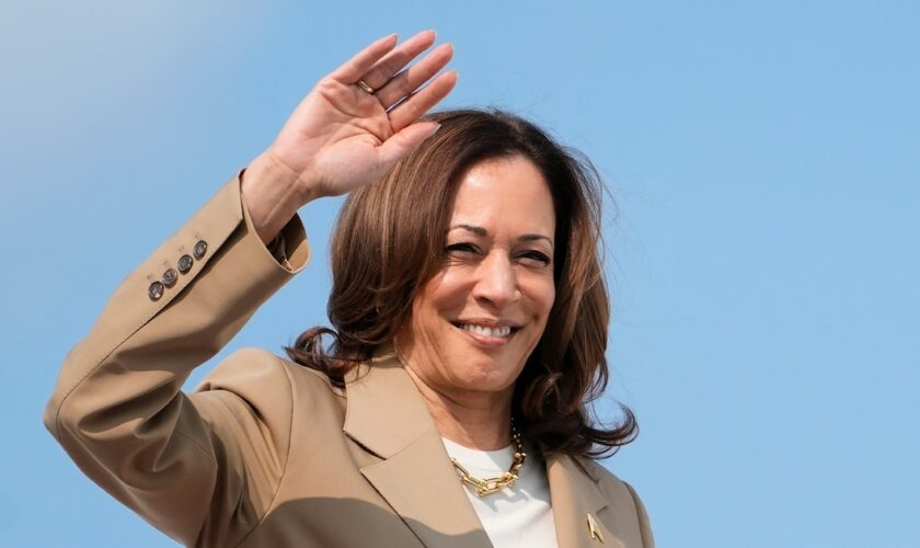 La vice-présidente américaine Kamala Harris le 27 juillet 2024 à l'aéroport de Westfield, dans le Massachusetts