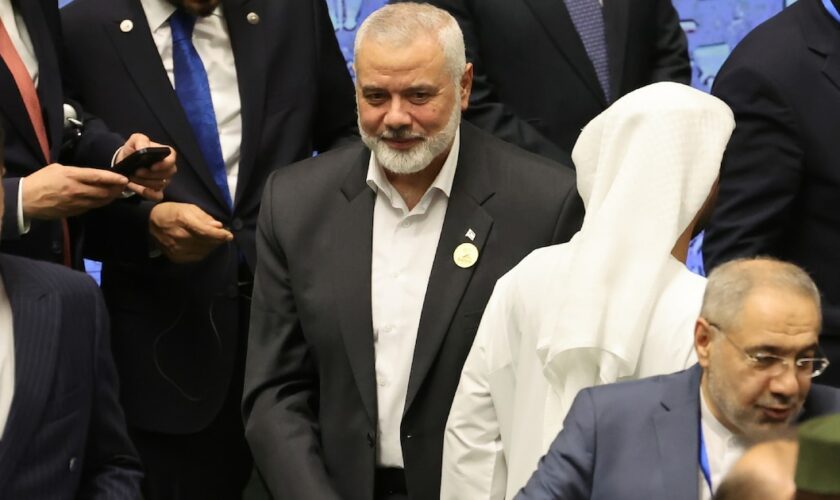 Le chef du mouvement palestinien Hamas, Ismaïl Haniyeh, assiste à la cérémonie de prestation de serment du nouveau président iranien, au Parlement à Téhéran, le 30 juillet 2024