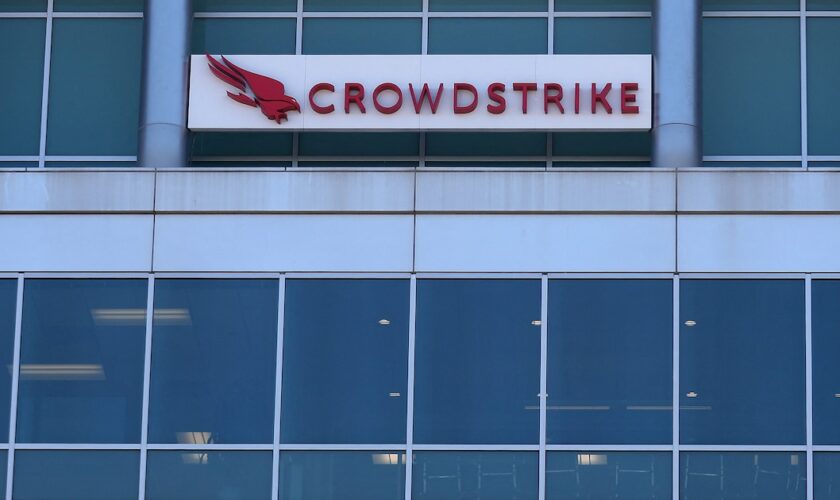 Le vendredi 19 juillet, une mise à jour d'un logiciel du groupe de cybersécurité CrowdStrike sur Windows, le système d'exploitation de Microsoft, a fait dysfonctionner de nombreux systèmes informatiques à travers le monde.