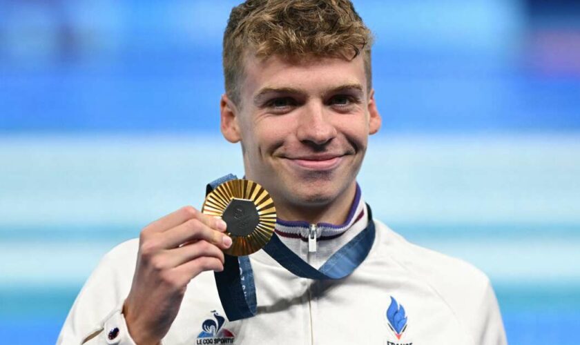 Léon Marchand remporte l’or, un record olympique “et le cœur de la France”