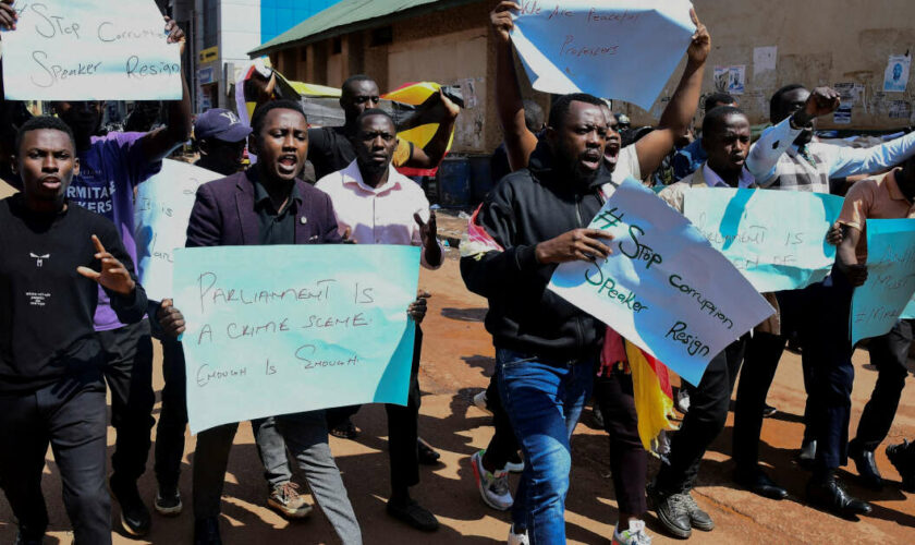 Après le Kenya, la jeunesse de l’Ouganda manifeste aussi sa colère