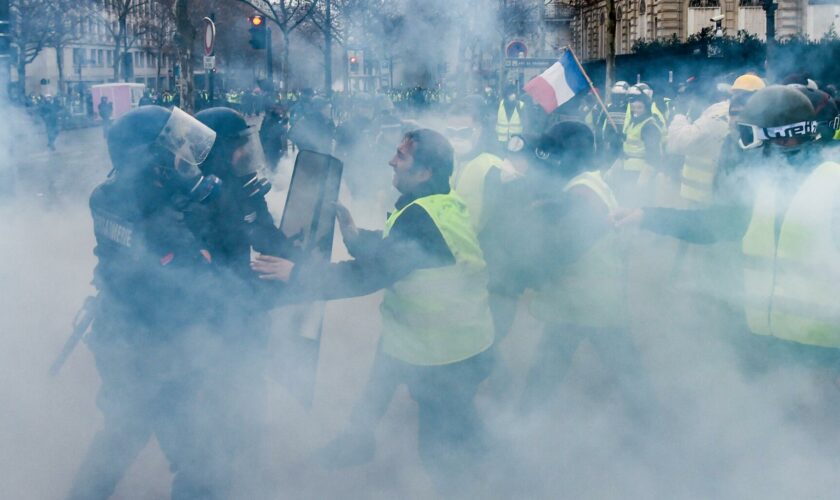 Gilets jaunes : procès requis pour les CRS impliqués dans le matraquage de manifestants dans un fast-food