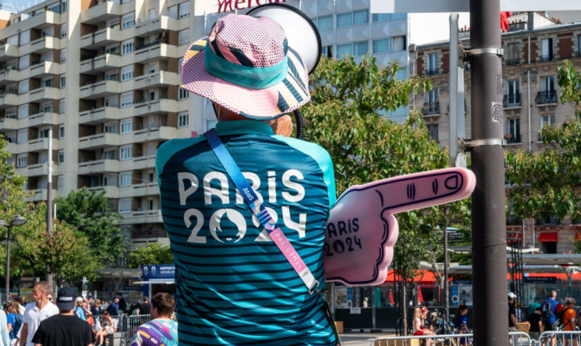 Le bob des volontaires des JO de Paris suscite un tel engouement qu’il se revend déjà à prix d’or