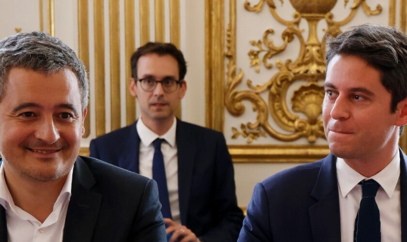 Le Premier ministre Gabriel Attal et le ministre de l'Intérieur Gérald Darmanin lors d'une réunion des membres du gouvernement démissionnaire à Matignon, le 31 juillet 2024