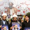 Des Iraniens tiennent des portraits du chef du Hamas, Ismaïl Haniyeh, lors de son cortège funèbre, à Téhéran, le 1er août 2024