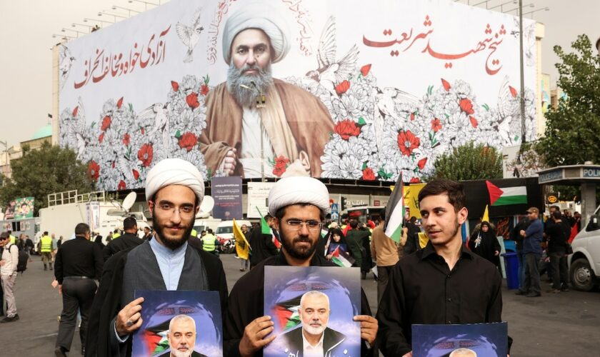 Des Iraniens tiennent des portraits du chef du Hamas, Ismaïl Haniyeh, lors de son cortège funèbre, à Téhéran, le 1er août 2024