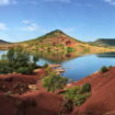 Ce lac fait voyager en plein canyon australien, il est pourtant en France