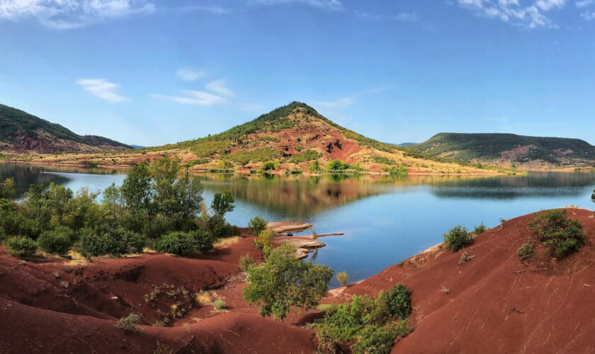 Ce lac fait voyager en plein canyon australien, il est pourtant en France