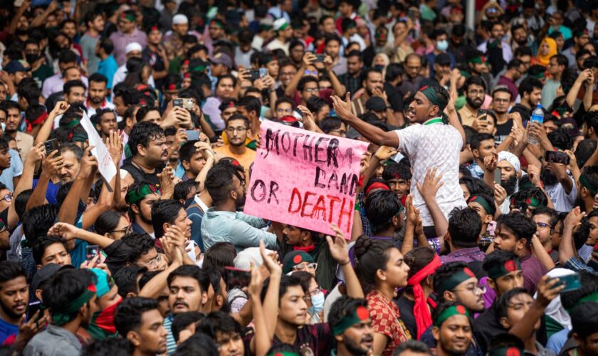 Protests and violence break out again in Bangladesh amid calls for the government's resignation