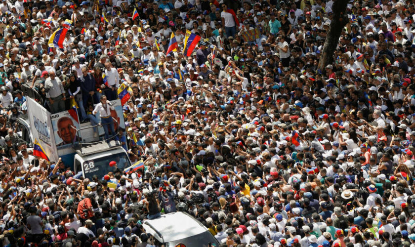 Des milliers de Vénézuéliens descendent dans les rues pour protester contre la réélection de Maduro