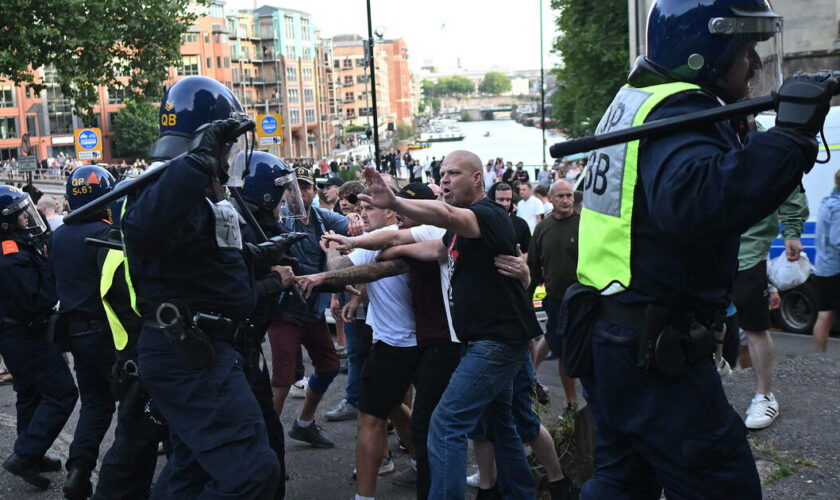 Au Royaume-Uni, les violences entre police et manifestants d’extrême droite se poursuivent