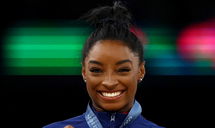 Paris 2024 Olympics - Artistic Gymnastics - Women's Vault Victory Ceremony - Bercy Arena, Paris, France - August 03, 2024. Gold medallist Simone Biles of United States celebrates on the podium with her medal. REUTERS/Hannah Mckay