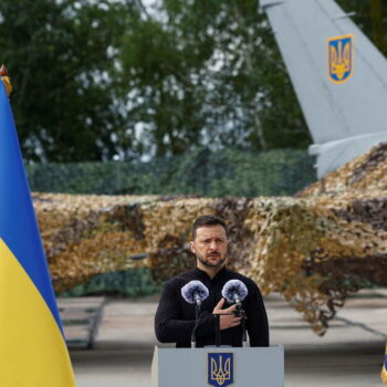 L’Ukraine a reçu ses premiers avions de chasse F-16, annonce Zelensky