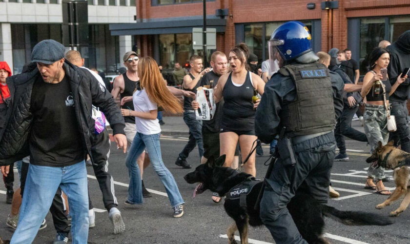 Royaume-Uni : nouvelle journée de violences entre police et manifestants d’extrême droite