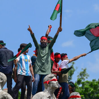 Au Bangladesh, les protestataires marchent sur la capitale au lendemain d'une journée sanglante