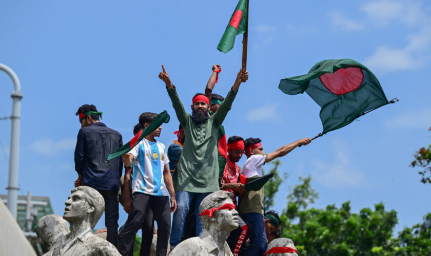 Au Bangladesh, les protestataires marchent sur la capitale au lendemain d'une journée sanglante